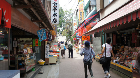 御嶽神社手前の商店街