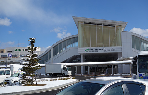 前日の雪が残っている長野駅